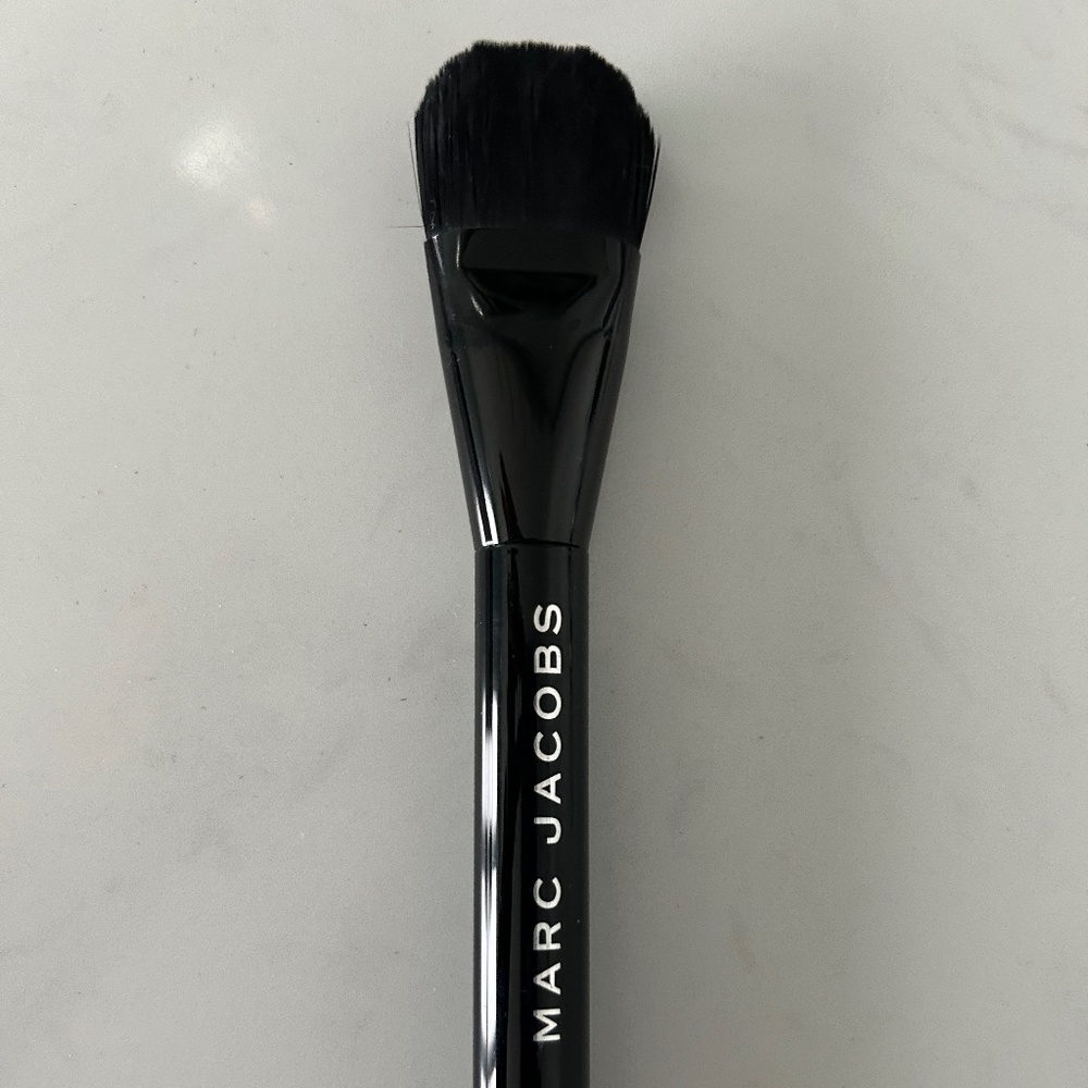 Marc Jacobs No.4 the seamless foundation brush